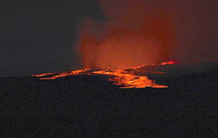 Largest active volcano erupts in Hawaii, people warned to prepare