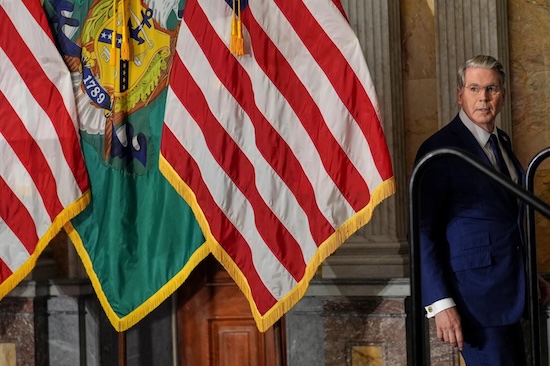 US threatens sanctions against countries with economic ties to Iran